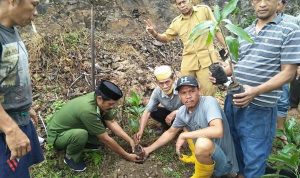 Kepala Desa Tanammawang Bersama Warganya Lakukan Penanaman Pohon