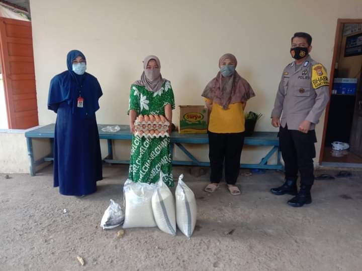 Pendamping BPNT Kecamatan Rumbia Chek Kualitas Sembako Sebelum Dibagikan