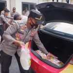 Kapolsek Ujung Bulu Bersama Anggotanya, Salurkan Bansos Bagi Warga Kurang Mampu