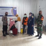 Kapolsek Modayag Pimpin Penyaluran Bansos Bagi Warga Terdampak Pandemi di Bongkudai Barat
