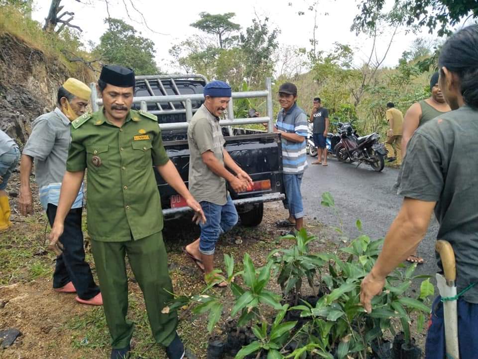 Kepala Desa Tanammawang Bersama Warganya Lakukan Penanaman Pohon