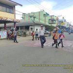 Petugas Dishub Gusit bantu anak-anak SD Afilaza Menyeberang jalan