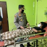 PEDULI, Kapolres Sinjai Jenguk dan Beri Bantuan Kepada Wartawan Yang Sakit