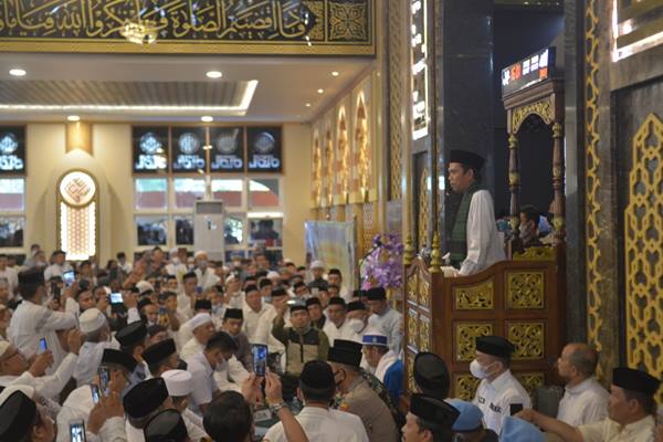 Ustad Abdul Somad Disambut Ribuan Jamaah di Jeneponto