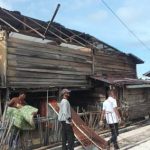 Kapolsek Pulau IX Polres Sinjai Bantu Korban Angin Puting Beliung di Desa Padaelo