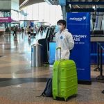 Malaysia melarang wisatawan dari negara-negara yang dianggap berisiko terkena omicron