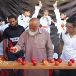 Pria Berusia 70 Tahun di Pakistan Pecahkan Rekor Dunia Menghancurkan Apel dalam 1 Menit