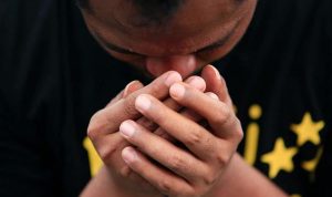 Pengungsi Muslim Mengadakan Sholat Jum'at di Bawah Bayangan Gunung Berapi Mematikan