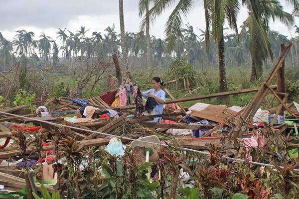 Lebih dari 80 dilaporkan tewas dalam topan Filipina