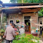 Jum’at Berkah, Kapolres Sinjai Beri Bantuan Kepada Warga Yang Rumahnya Tertimpa Pohon Tumbang