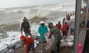 Cuaca Buruk, Babinsa Himbau Masyarakat Waspada