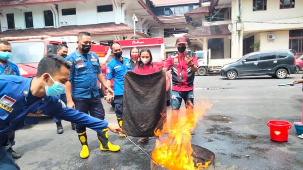 Damkar Manado Latih Anak Pasar Bersehati Penanganan Kebakaran