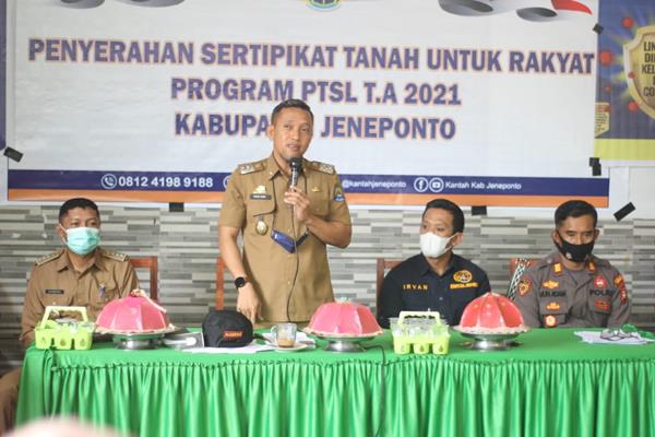 Wabup Jeneponto Serahkan 2.795 Sertifikat Tanah Program PTSL di Arungkeke