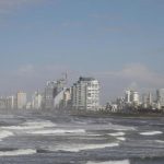 Roket yang ditembakkan dari Gaza mendarat di lepas pantai Israel tengah