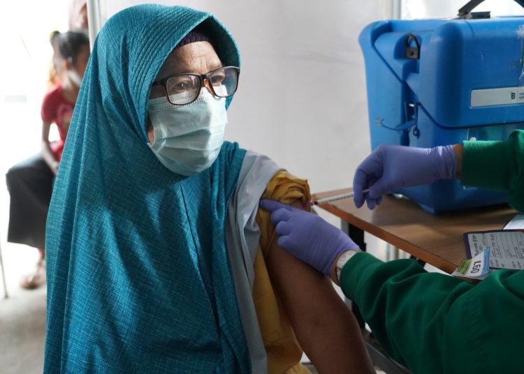 Puncak Gelombang Kenaikan Kasus Omicron Diprediksi Pertengahan Februari, Kemenkes Kebut Vaksinasi Booster di Wilayah Jabodetabe