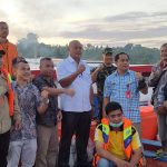 Bupati Amizaro Waruwu menyerahkan bantuan Kapal, Jaring Penangkap Ikan dan Satelit Garmin kepada Kelompok Nelayan