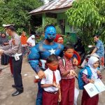 Polres Agam Lakukan Beragam Cara Untuk Memotivasi Anak Agar Tidak Takut Alat Suntik Vaksin Covid-19