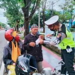 Imbau Masyarakat Taat Prokes, Satlantas Polres Takalar Bagikan Masker Gratis