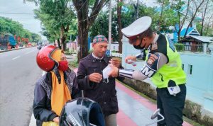 Imbau Masyarakat Taat Prokes, Satlantas Polres Takalar Bagikan Masker Gratis