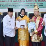 Bupati Agam, Serahkan Secara Simbolis Produk Sidang Isbat Terpadu di Nagari Manggopoh
