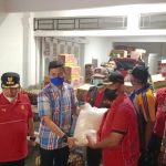 Kapolres Bersama Bupati Agam Datangi Lokasi Pengungsi di Malam Hari dan Serahkan Bantuan Sembako.