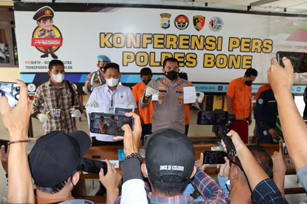 SAT RESNARKOBA Polres Bone Ringkus 4 Pelaku Lahgun Narkoba, Satu Diantaranya Warga Jeneponto