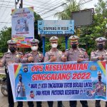 Polres Agam Senyum, Gelar Operasi Keselamatan Singgalang 2022, Petugas Bagikan Masker Keselamatan.