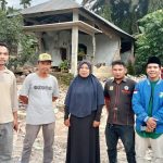 KNPI Pasbar Bantu Warga Membersihkan Puing Runtuhan Rumah Terdampak Gempa