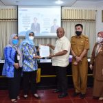 Ombudsman RI Perwakilan Provinsi Sumbar Serahkan Hasil Penilaian Kepatuhan SPP Pemkab Agam 2021