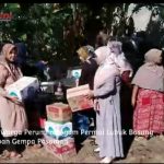 Bagi Sembako, Warga Perumnas Agam Permai Lubuk Basung Sambangi Korban Gempa Pasaman 