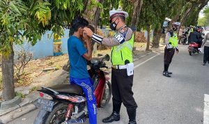 Operasi Keselamatan 2022, Personel Polres Bulukumba Tegur Pengendara Yang Tidak Mematuhi Prokes
