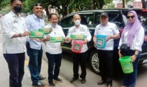 Sambut HPSN 2022, Dinas Lingkungan Hidup Jeneponto Bagikan Stikcker Dan Tempat Sampah
