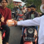 Fahruddin Rangga Bersama Crew FR Bagikan Takjil Ke Pengguna Jalan