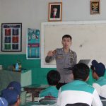 Bripka Stenly Anggota Polres Banggai Jadi Relawan Guru