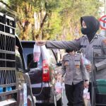 Berkah Ramadhan, Polwan Polres Takalar Berbagi Takjil