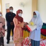 LKKS Agam Salurkan 60 Paket Lebaran Untuk Lansia dan Anak Yatim.