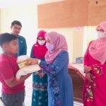 Kadis Sosial Agam Dampingi Ketua LKKS Agam Salurkan 40 Paket Sembako Kepada Lansia dan Anak Yatim