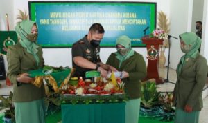Pemotongan Tumpeng Warnai Syukuran HUT Ke 76 Persit KCK XXXIV Dim 1426/Takalar