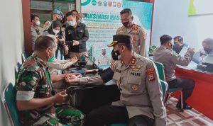 Kapolres Takalar Tinjau Pelaksanaan Vaksinasi Massal Di Kantor Kemenag