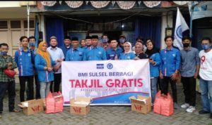 Ni’matullah Bersama DPD BMI Sulsel Berbagi Takjil Gratis ke Pengguna Jalan