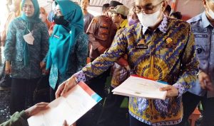 GERAK CEPAT, Disdukcapil Jeneponto Lengkapi Berkas Kependudukan dan Berikan Bantuan Kepada Korban Bencana Kebakaran di Biringkassi