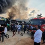 Gubernur Ansar Saksikan Proses Pemadaman Kebakaran Kios di Punggur