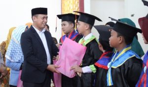 Wisuda Ratusan Santri, Bupati Ajak Orang Tua Ciptakan Generasi Qur’ani