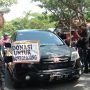 Jalan Agrowisata Jeneponto Rusak Parah, Warga Gelar Aksi Galang Dana di Jalan