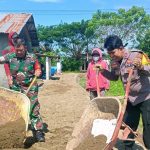 Sinergitas TNI – Polri Bantu Warga Perbaiki Jalan Tani