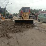 Terkini Pembersihan Tumpukan Material Yang Berada di jalan lintas desa Torue