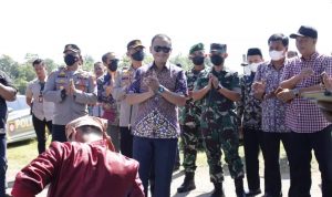 Hadir Bagikan BLT dan Bibit Jagung, Bupati Takalar Disambut Antusias Warga Desa Moncongkomba