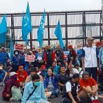 Massa Terus Bertambah, Buruh Bentangkan Spanduk dan Teriak Yel-yel