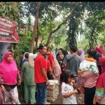 Beri Perhatian pada Warga Tidak Mampu, Rachmat Hidayat Serahkan Bantuan Sosial di Lombok Timur