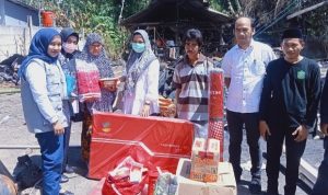 Kadis Sosial PMD Takalar Serahkan Bantuan Korban Kebakaran di Desa Ko’mara